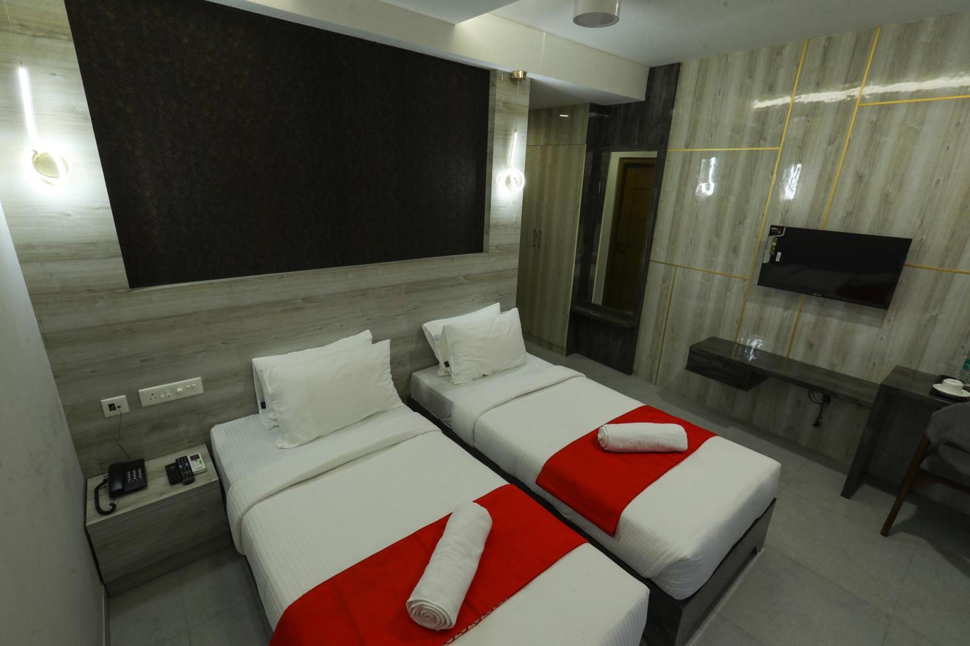 D-Luxe Hotel Kochi Luaran gambar